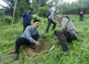 Pj Wali Kota Palopo Tanam Bibit Durian di Tandung sekaligus Berbuka Puasa bersama Masyarakat