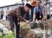 Letakkan Batu Pertama, Firmanza Ajak Warga Mungkajang Kerjasama Bangun Masjid Baitur Rahman