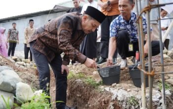 Letakkan Batu Pertama, Firmanza Ajak Warga Mungkajang Kerjasama Bangun Masjid Baitur Rahman