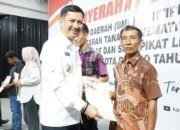 Pj Wali Kota Firmanza Bagikan Sertifikat Tanah Gratis ke Warga Palopo