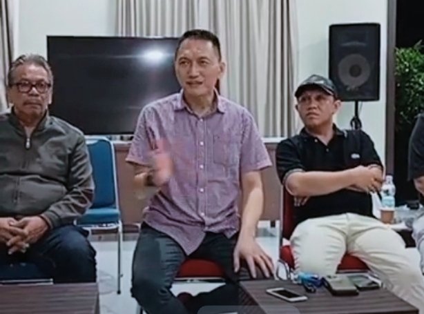 Farid Kasim Judas (FKJ) saat menggelar konferensi pers.(Foto-Ist)