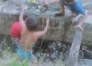 Perlu Dicontoh, Aksi Tiga Anak Warga RT 02 Kelurahan Sampoddo Pungut Sampah di Selokan