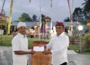 PHDI Luwu Timur Serahkan Punia di Pura Jagatnatha Kertoraharjo